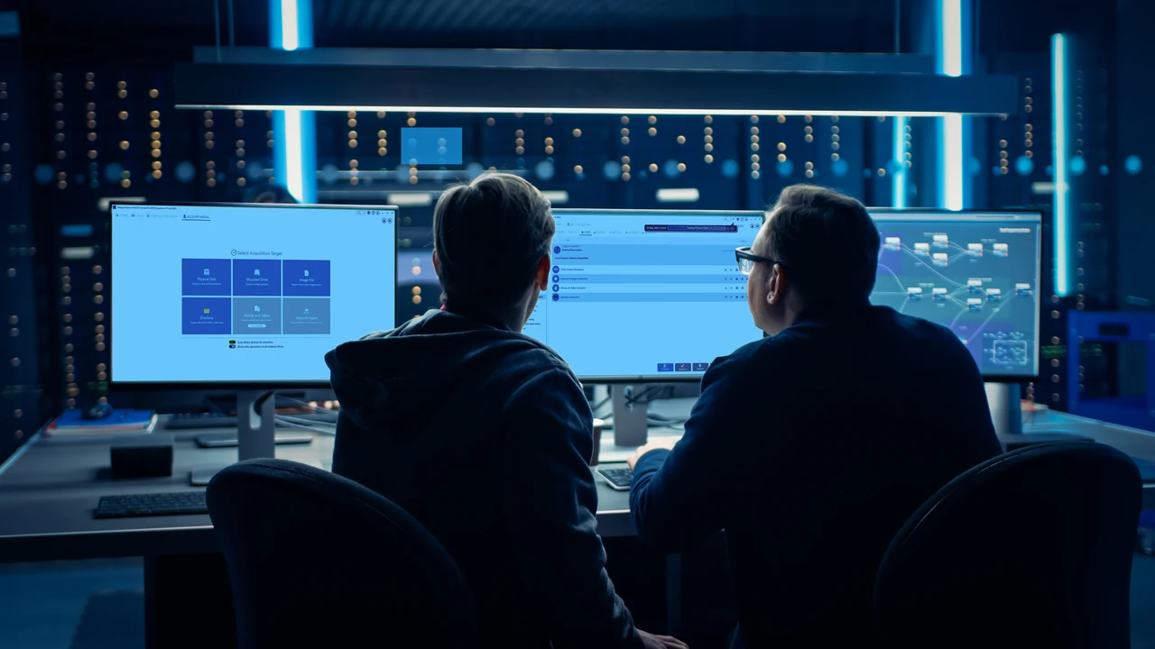 Analistas trabalhando na plataforma de perícia digital da Detego Global